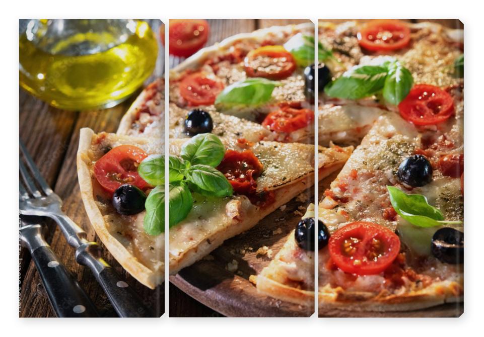 Obraz Tryptyk Italian pizza with mozzarella