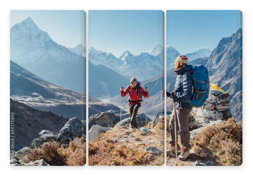 Obraz Tryptyk Couple following Everest Base