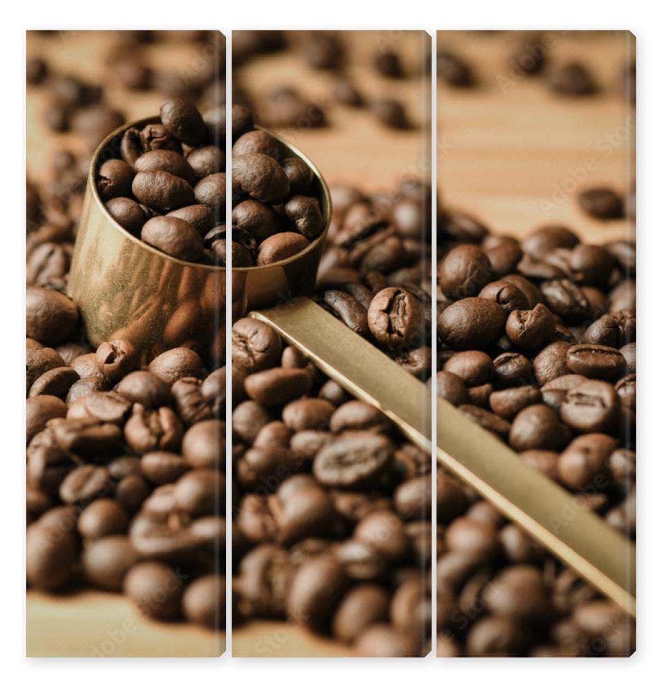 Obraz Tryptyk Coffee beans are poured on a